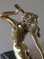 sculpture-femme-vue-arriere