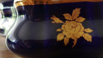 bleu-cobalt-et-decor-floraux-dore