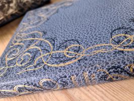 cuir-bleu-a-reserve-doree