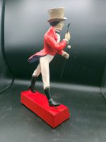 statue-striding-man